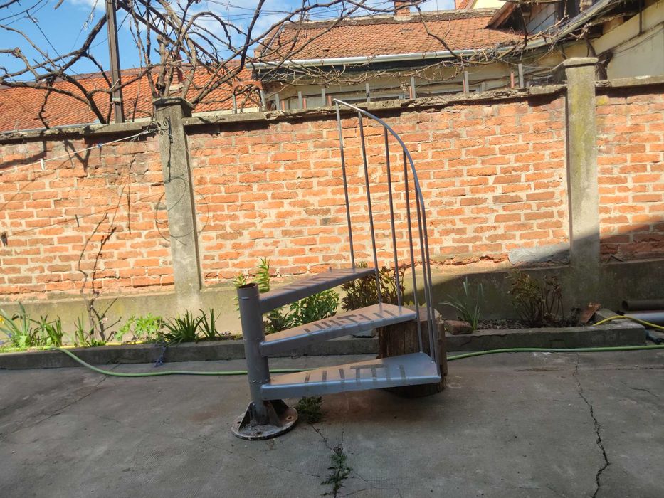 Scară metalică elicoidală