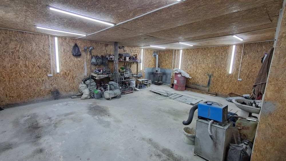 Қатар тұрған 2 гараж сатамын.