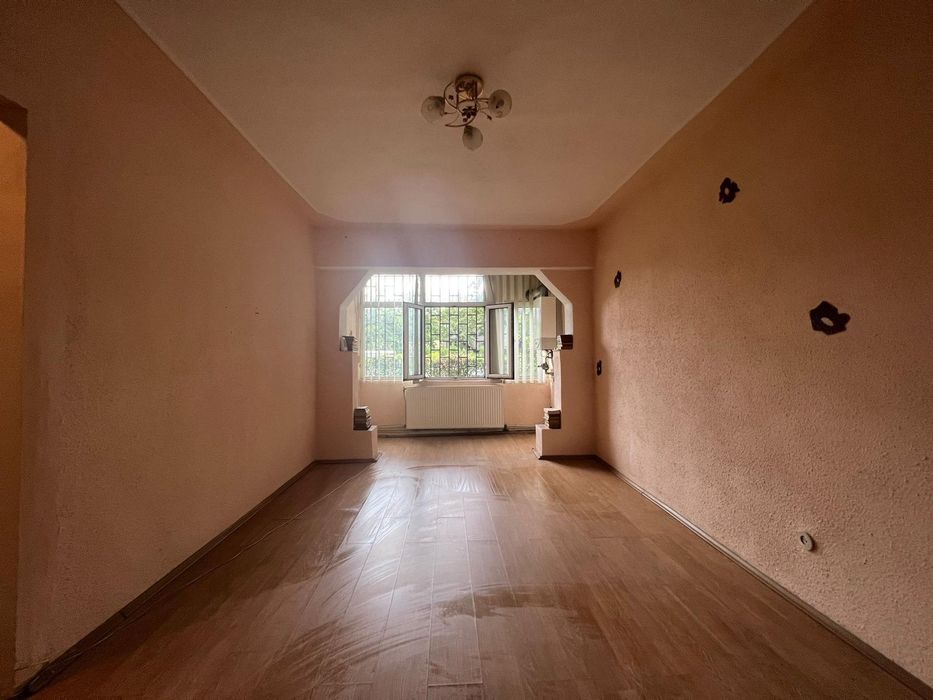 De vânzare apartament cu 2 camere situat la parter (P/4) cu o suprafață de aprox 50 mp utili.