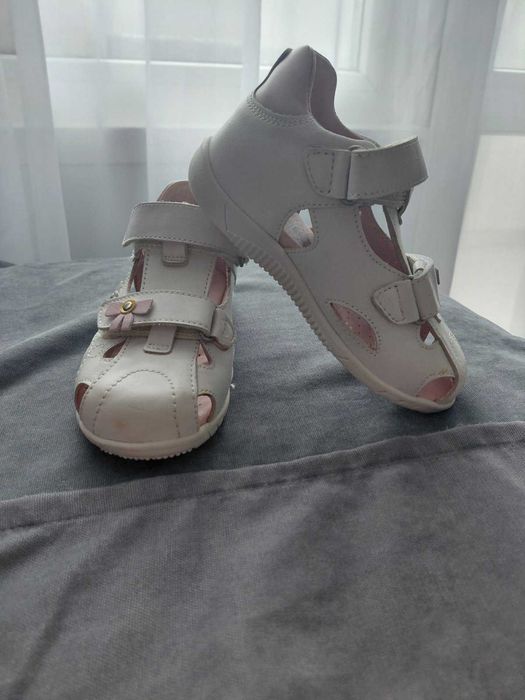 Бели кожени сандали с розови панделки 26 и 25 н