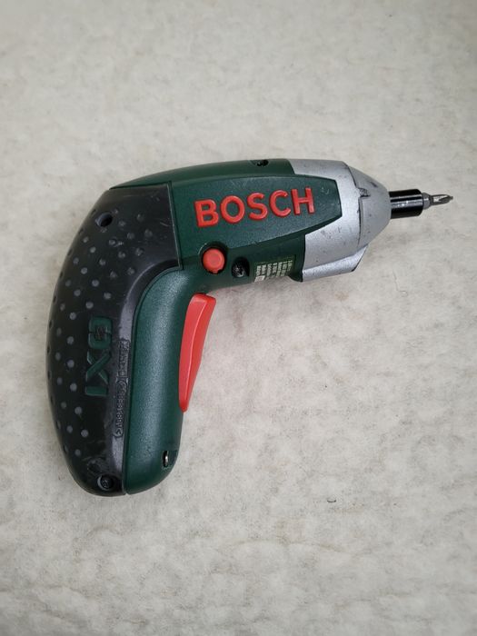 Șurubelnița  Bosch   , si bratara ceas si aparat ras