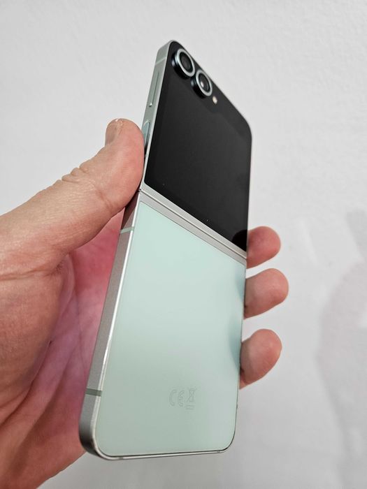 Samsung Galaxy Z flip 6 256 gb 12 Gb impecabil.