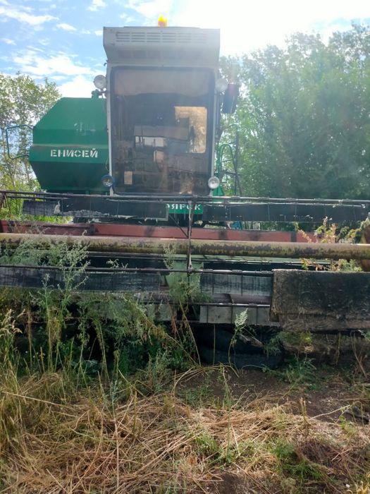 Продам комбайн, готов к уборке.