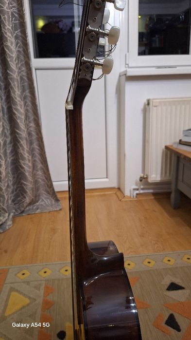 Vând chitară fabricată la Reghin