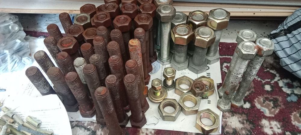 Продам болты с гайками