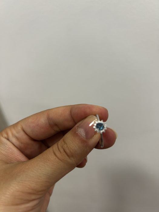 Inel din aur alb cu topaz blue london de 0.1 ct si diamante de 0.1 ct