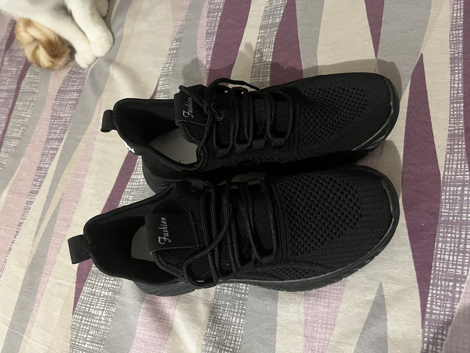 Дамски черни маратонки