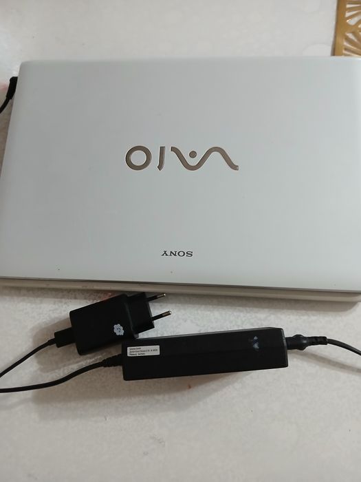 Vând laptop Sony Vaio i3, alb, foarte puțin folosit și bine îngrijit.