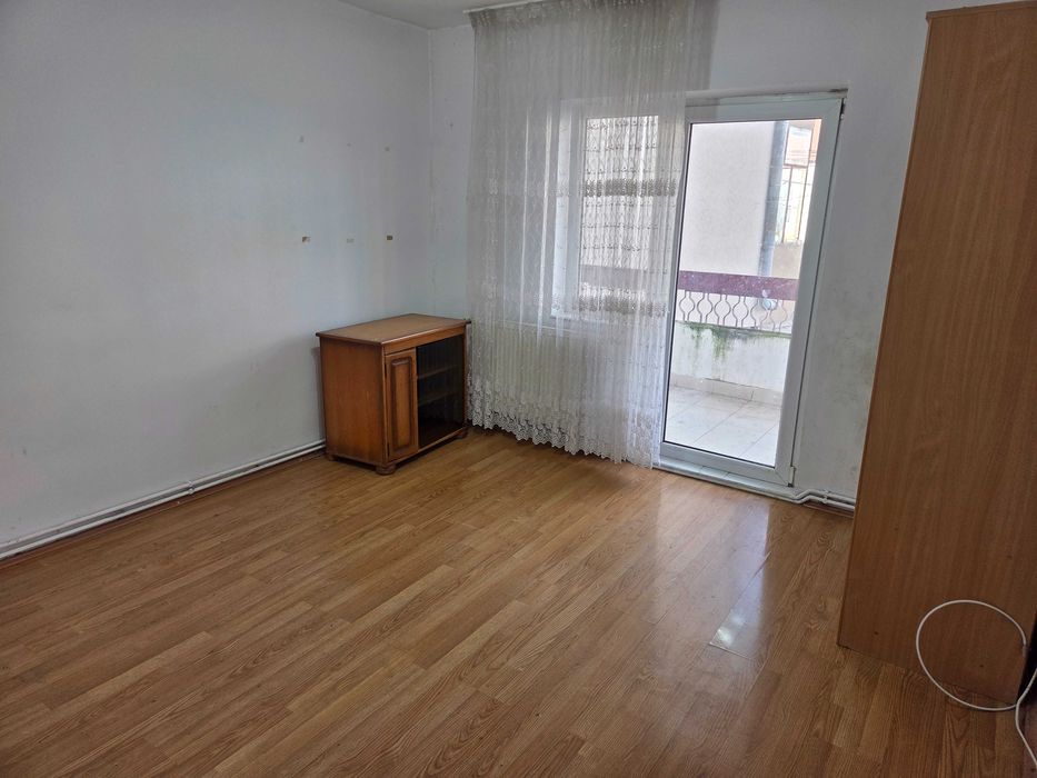Închiriez apartament ultracentral cu 3camere, 2 bai et 1, 1 Mai