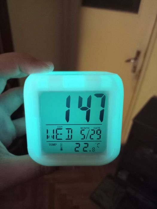 Светещ LED будилник/часовник