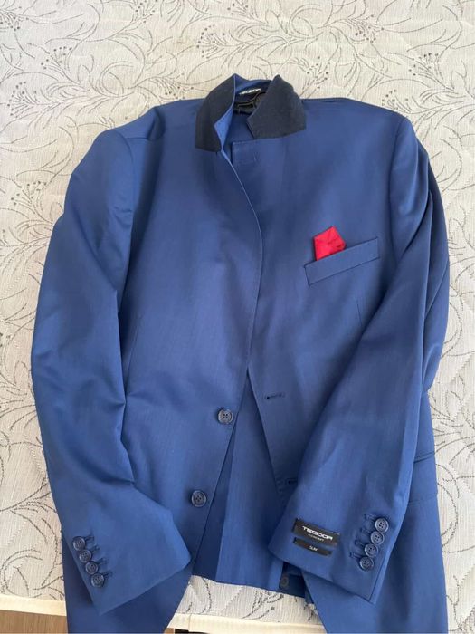 Продавам костюм