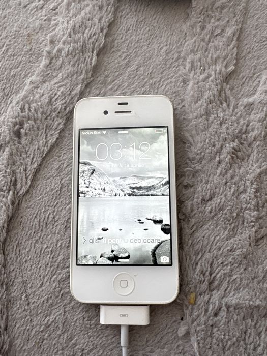 Vand iphone 4 cu spatele facut praf de lipici si merge perfect displayul