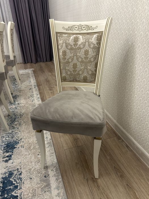 Стол для гостинной со стулями