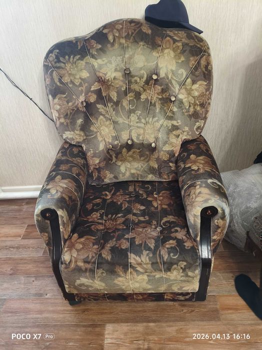 Продам Диван и два кресла и 2 пуфика