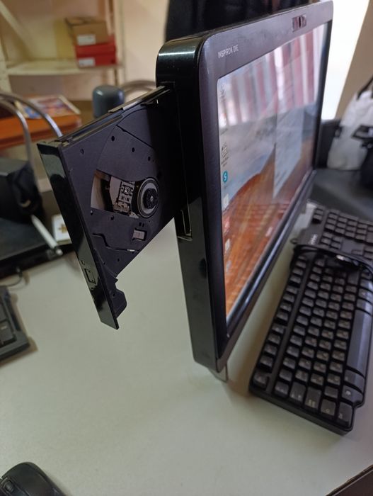 Dell Inspiron One – All-in-One компютър + клавиатура
Продавам Dell Ins