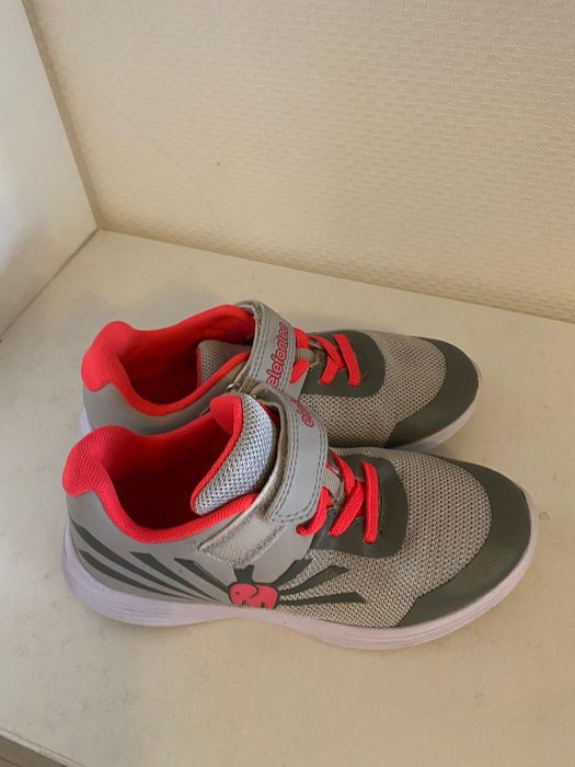 Продам кроссовки  для девочек и мальчиков