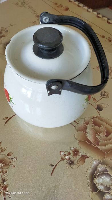 Эмалированны чайникк.
