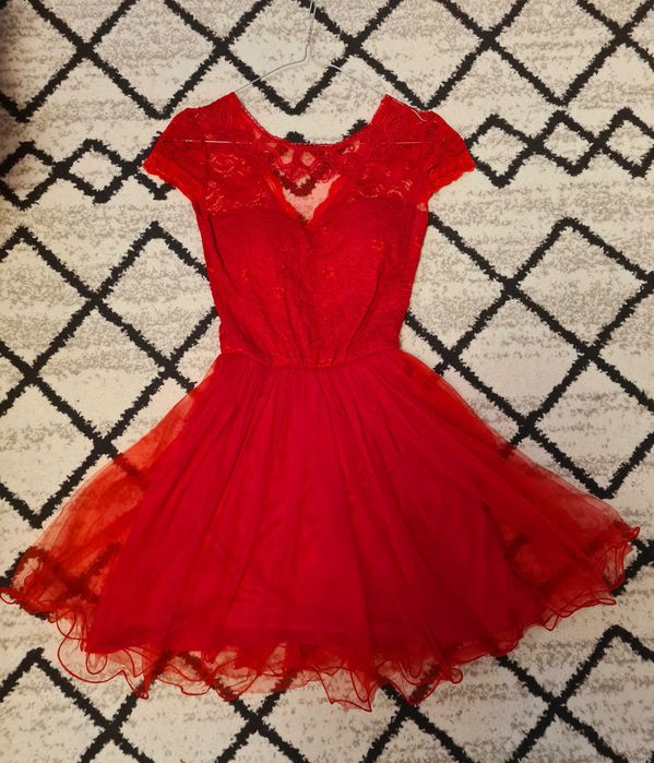 Rochita roșie cu tull