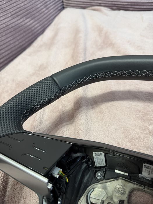 Volan tapitat cu piele perforata si cusatura gri Audi E-Tron , A7,A8,Q7 2020+