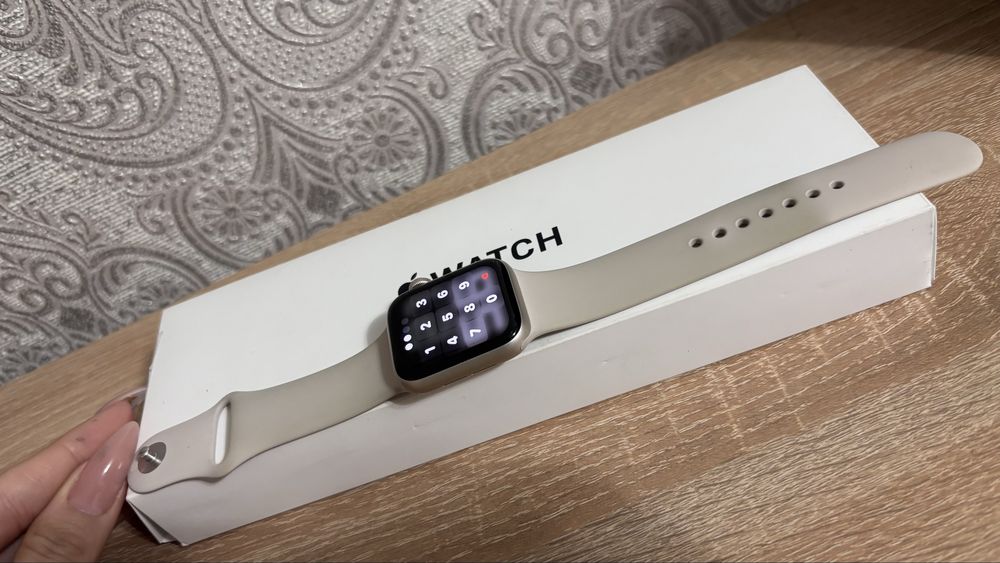 Смарт-часы Apple Watch SE
