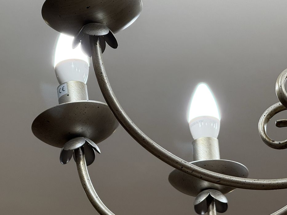 Продам 8-рожковую люстру