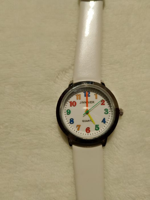 Кварцов часовник с цветен дисплей