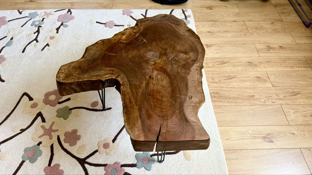 Masă unicat din lemn masiv de nuc – blat natural, lacuit și tratat