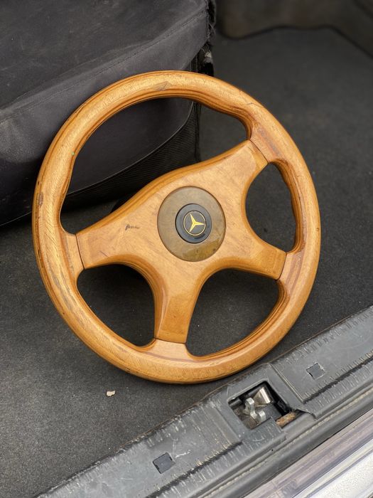 Деревянный руль на мерседес