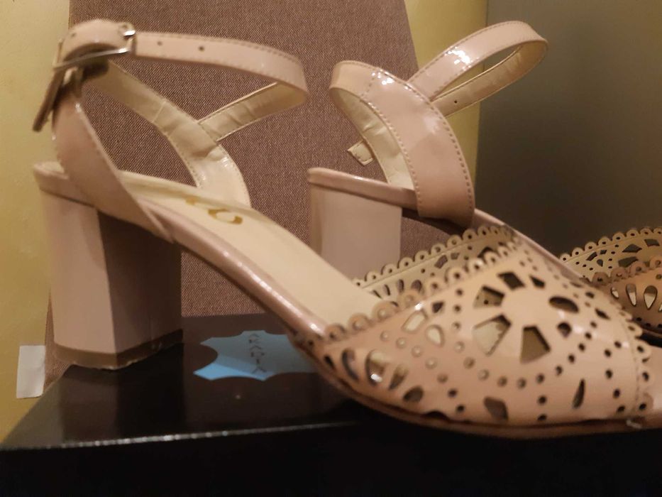 Sandale piele naturala lacuita, elegante marimea 37 roz pudra