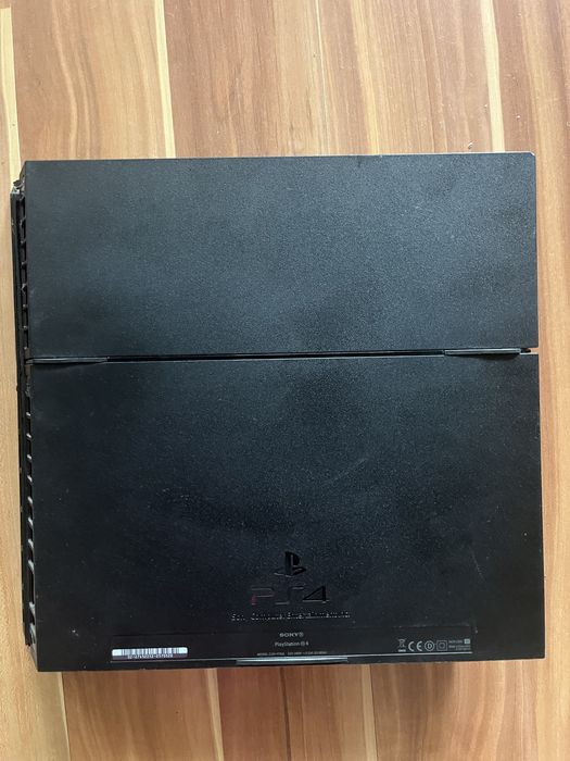 PS4 + 2 джойстика – много добро състояние