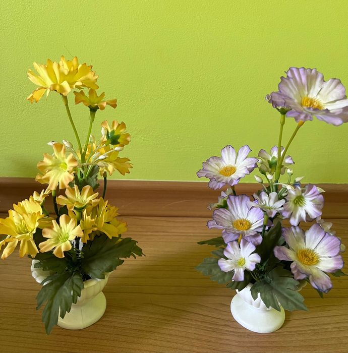 Саксии и вазички с изкуствени цветя лот за 35 лв.