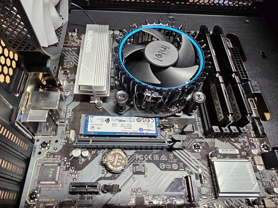 Calculator Nou. Performant. I7 / 16 GB Ram / 1TB SSD + Monitor HP 20"