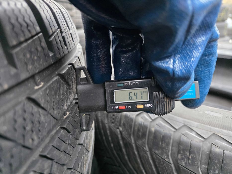 2бр Всесезонни гуми 235 50 19 - Vredestein