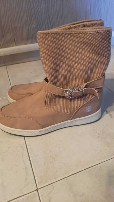 Дамски бежови ботушки с пух