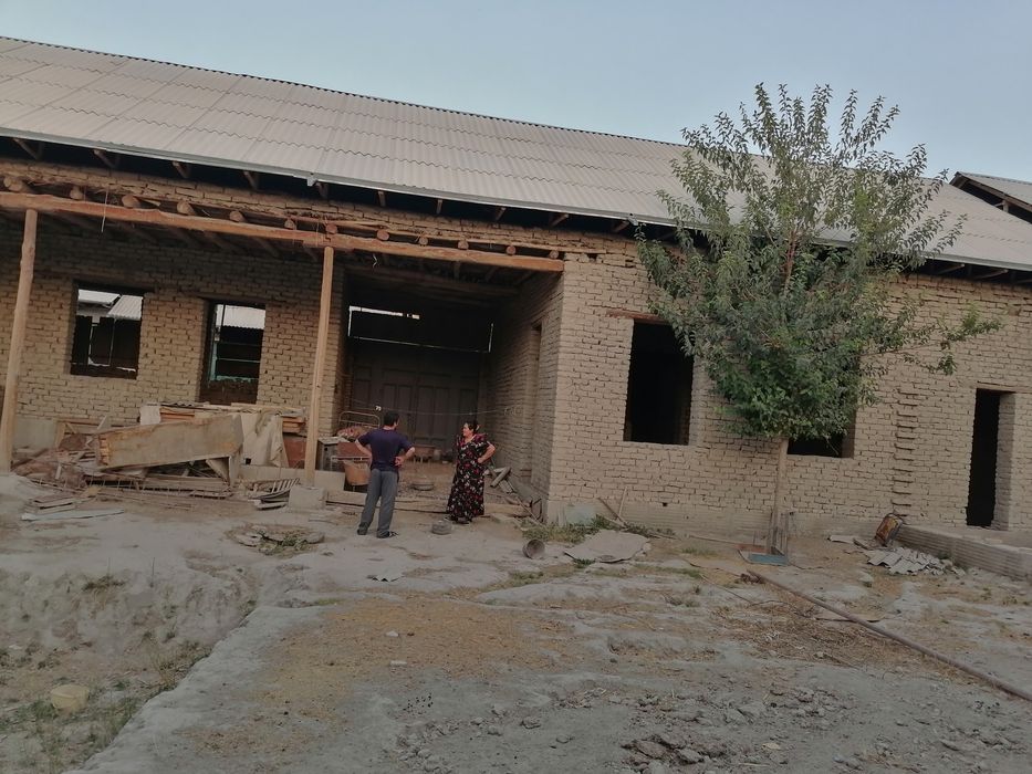 Ховли сотилади хатирчи Чинобод да 5 хонали 5 сутик