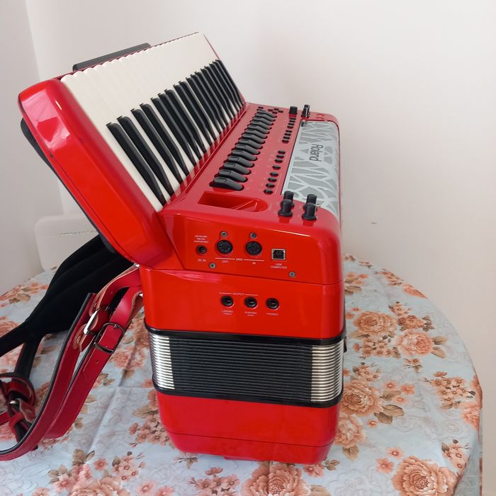 Vând acordeon FR8X