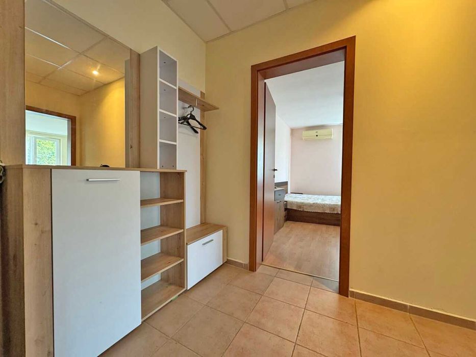 Просторен двустаен апартамент, Първа линия