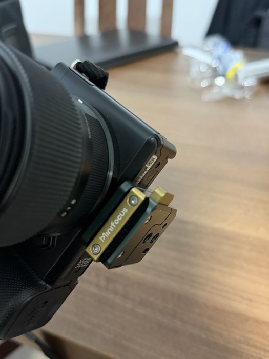 Sony ZV-E10 + Sigma 56mm f/1.4 DC DN + 3 Baterii, Card 128GB, Geantă
