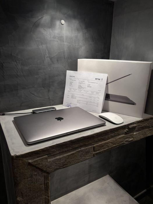 КАТО ЧИСТО НОВ Macbook Pro 13.3" + Magic Mouse + USB C HUB