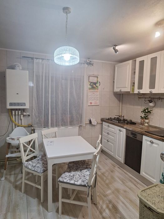 Apartament de 4 camere in Buzău,zona Dorobanți,acces la doua boxe,loc de parcare
