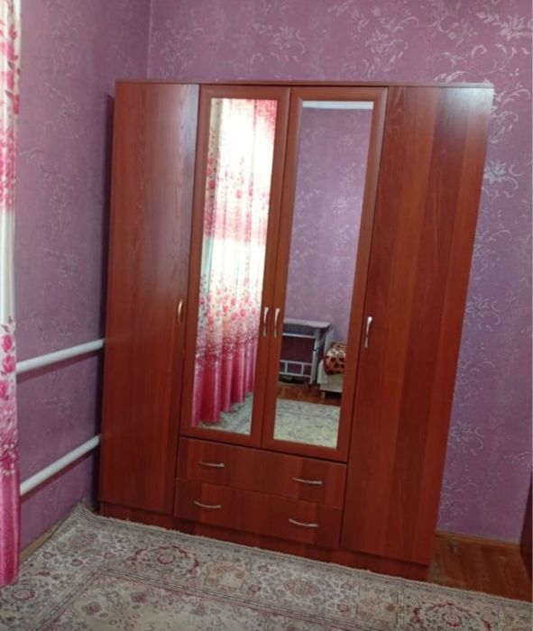 Шкаф сатылады. 3 отсек. Суырмалары бар