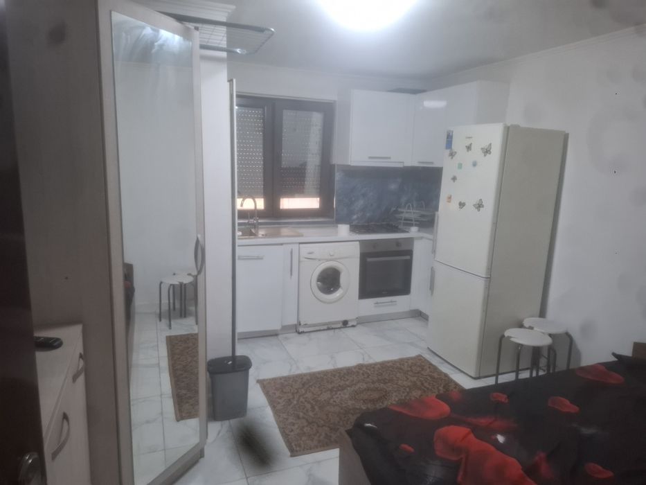 Garsoniera ,mobilat utilat de închiriat zona mall vitan