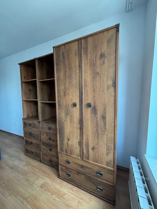 Продавам комплект  шкафове – 2 секции с рафтове и чекмеджета + гардероб