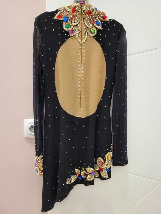 Състезателна рокля за фигурно пързаляне