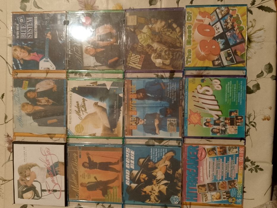 Cd-uri și dvd-uri cu muzica și videoclipuri