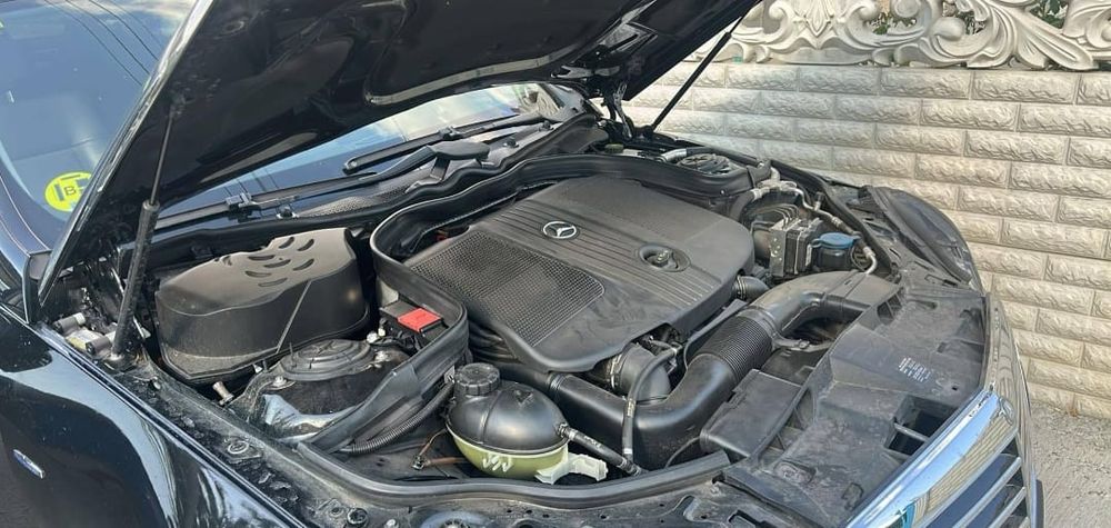 Vând Mercedes E Class