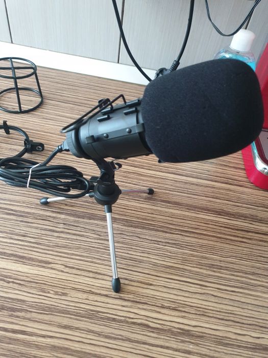 Microfon streaming sau podcast