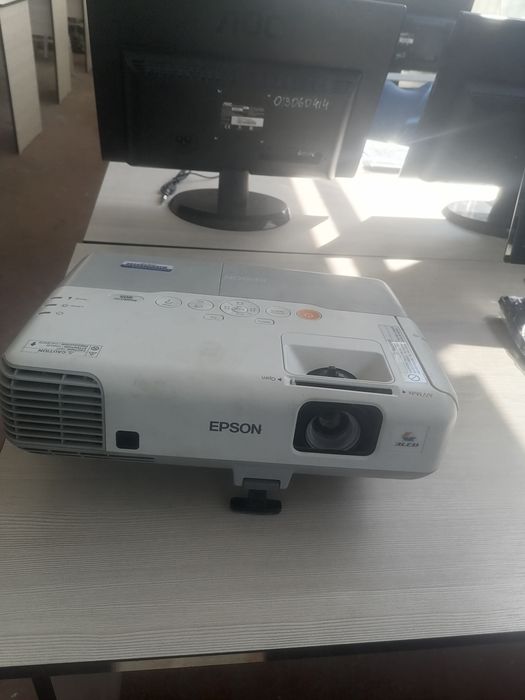 Proektor sotiladi 250$ EPSON