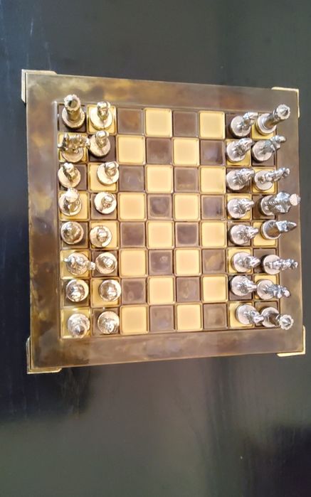 Sah cu tabla si piese din metal