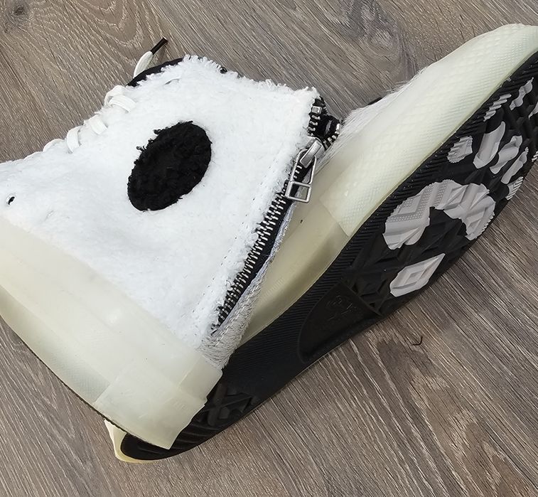 Converse noi cu eticheta